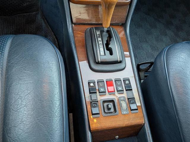 ミディアムクラス ３００ＴＤターボ　最終モデル　コン色レザーシート　７人乗り３列シート　ＥＴＣ　ルーフレール　ウッドパネル　　　トノカバー・アニマルネット　ｓ１２３　　３００ＴＤＴ　３００ＴＤ　　３００ＴＤターボ　　天井張り替え（36枚目）