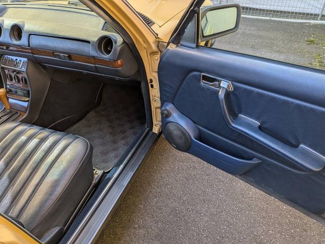 ミディアムクラス ３００ＴＤターボ　最終モデル　コン色レザーシート　７人乗り３列シート　ＥＴＣ　ルーフレール　ウッドパネル　　　トノカバー・アニマルネット　ｓ１２３　　３００ＴＤＴ　３００ＴＤ　　３００ＴＤターボ　　天井張り替え（41枚目）