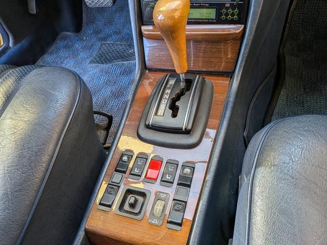 ミディアムクラス ３００ＴＤターボ　最終モデル　コン色レザーシート　７人乗り３列シート　ＥＴＣ　ルーフレール　ウッドパネル　　　トノカバー・アニマルネット　ｓ１２３　　３００ＴＤＴ　３００ＴＤ　　３００ＴＤターボ　　天井張り替え（42枚目）