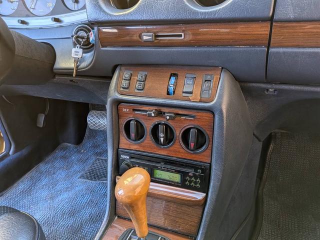 ミディアムクラス ３００ＴＤターボ　最終モデル　コン色レザーシート　７人乗り３列シート　ＥＴＣ　ルーフレール　ウッドパネル　　　トノカバー・アニマルネット　ｓ１２３　　３００ＴＤＴ　３００ＴＤ　　３００ＴＤターボ　　天井張り替え（43枚目）