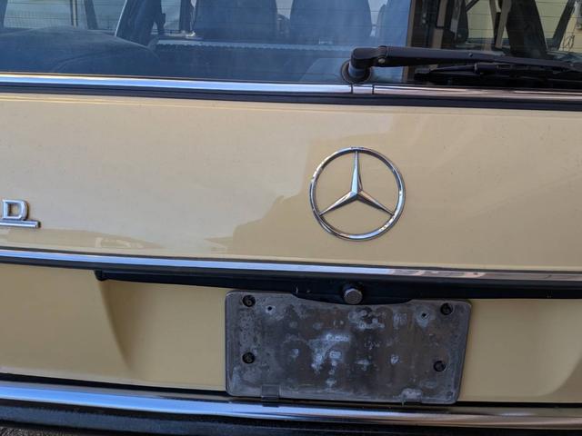 ミディアムクラス ３００ＴＤターボ　最終モデル　コン色レザーシート　７人乗り３列シート　ＥＴＣ　ルーフレール　ウッドパネル　　　トノカバー・アニマルネット　ｓ１２３　　３００ＴＤＴ　３００ＴＤ　　３００ＴＤターボ　　天井張り替え（50枚目）