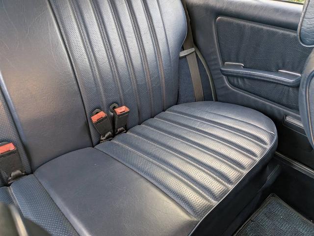 ミディアムクラス ３００ＴＤターボ　最終モデル　コン色レザーシート　７人乗り３列シート　ＥＴＣ　ルーフレール　ウッドパネル　　　トノカバー・アニマルネット　ｓ１２３　　３００ＴＤＴ　３００ＴＤ　　３００ＴＤターボ　　天井張り替え（56枚目）