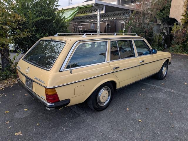 ミディアムクラス ３００ＴＤターボ　最終モデル　コン色レザーシート　７人乗り３列シート　ＥＴＣ　ルーフレール　ウッドパネル　　　トノカバー・アニマルネット　ｓ１２３　　３００ＴＤＴ　３００ＴＤ　　３００ＴＤターボ　　天井張り替え（72枚目）