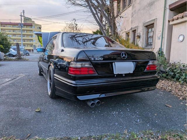 Ｅクラス Ｅ３２０　ＣＥクーペ　ディーラー車　左ハンドル　ブラックレザーシート　サンルーフ　１８インチアルミ・ウッドコンビハンドル　ドライブレコーダー　ＥＴＣ　ローダウン・社外アブソーバー・スプリング・社外マフラー（9枚目）