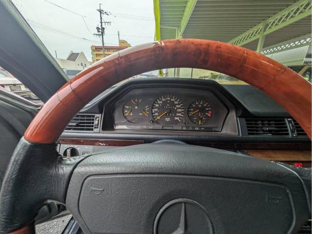 Ｅクラス Ｅ３２０　ＣＥクーペ　ディーラー車　左ハンドル　ブラックレザーシート　サンルーフ　１８インチアルミ・ウッドコンビハンドル　ドライブレコーダー　ＥＴＣ　ローダウン・社外アブソーバー・スプリング・社外マフラー（23枚目）