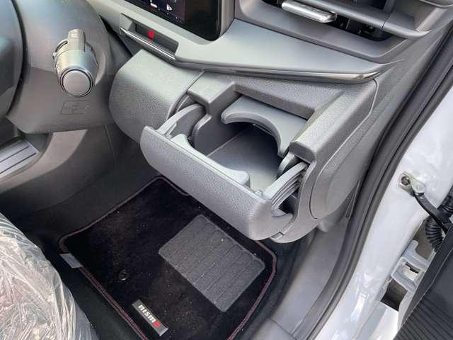 オーラ ニスモ　純正メモリーナビ・ナビ連動ドライブレコーダー（Ｆ＆Ｒ）・インテリジェントルームミラー・アラウンドビューモニター・ＮＩＳＭＯ専用フロアカーペット・ＮＩＳＭＯ専用プラスチックバイザー（37枚目）