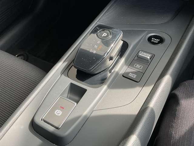 ノート 　純正メモリーナビ・ナビ取付パッケージ・アラモニ・ルームミラー・ＢＳＷ・ＢＳＩ・ＲＣＴＡ・リモコンドアミラー・インテリキー・ＬＥＤヘッドランプ・アダプティブＬＥＤヘッドライトシステム・ＬＥＤフォグランプ（15枚目）