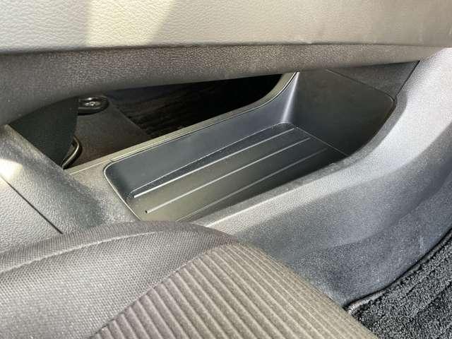 ノート 　純正メモリーナビ・ナビ取付パッケージ・アラモニ・ルームミラー・ＢＳＷ・ＢＳＩ・ＲＣＴＡ・リモコンドアミラー・インテリキー・ＬＥＤヘッドランプ・アダプティブＬＥＤヘッドライトシステム・ＬＥＤフォグランプ（24枚目）