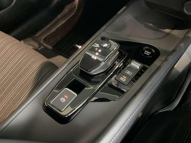 ノート 純正メモリーナビゲーション・インテリジェントルームミラー・インテリジェントアラウンドビューモニター・BSW+BSI+RCTA・ 16インチホイールカバー・オートエアコン・インテリジェントキー(2本)(12枚目)