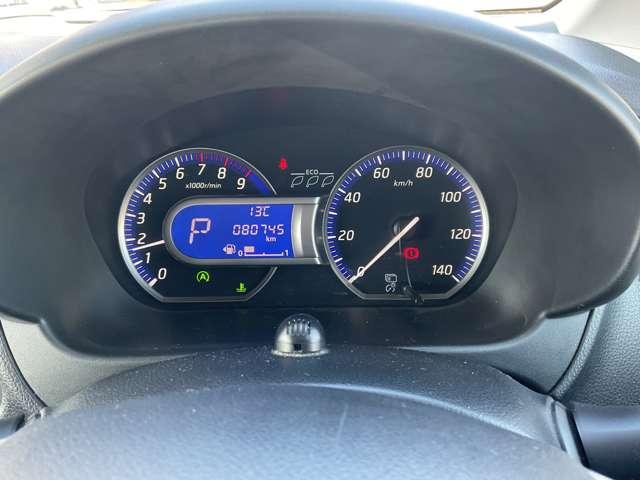 ブルー照明とシルバーリングでスポーティな大型ファインビジョンメーター、航続可能距離・燃費情報なども表示するセンターディスプレイとエコドライブが楽しくなるエコインジケーター付き。