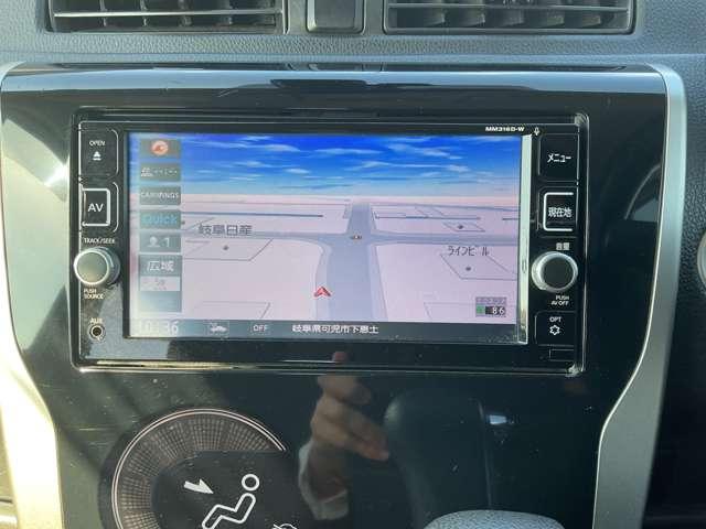 通信ユニット内蔵の日産純正メモリーナビ（ＭＭ３１６Ｄ-Ｗ）装備、スマホアプリと連動、音声対話検索などに対応した高機能ナビ。ＵＳＢ接続・ＤＶＤ再生・ＣＤ録音機能などＡＶ機能も充実です。