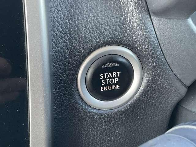インテリジェントキーのプッシュスタートスイッチです。エンジンの始動はブレーキペダルを踏みながらこのスイッチを押すだけで始動できます