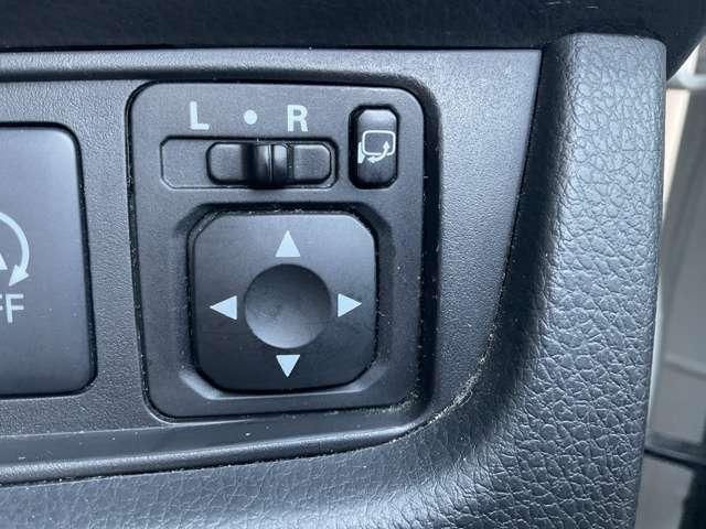 電動格納式ドアミラーです。自動格納機能付きで、ドアロックすると閉じてエンジンがかかると開きます。ドアロックの状態もひと目でわかるスグレモノです。