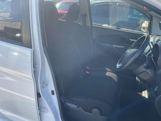 快適に運転できるドライブポジション！４０ｍｍも調整できる運転席シートリフターとシートスライドで、無理のない運転姿勢がとれます