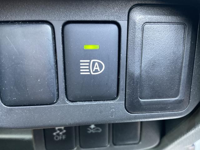 対向車や周囲の状況を判断してハイビーム／ロービームを自動で切り替えます。積極的にハイビームを使い、夜間でも安心して走行できます。