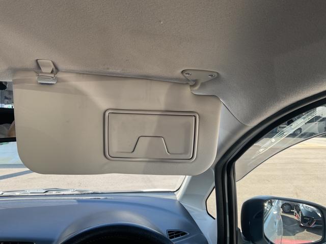 身だしなみのチェックなどにも便利なバニティミラー付きサンバイザー