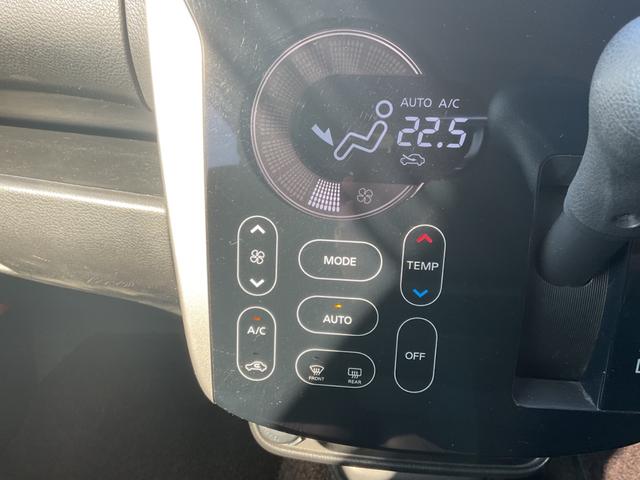 タブレット端末のようなタッチパネル式のオートエアコン採用。凹凸のない滑らかな表面で操作感を高めています。