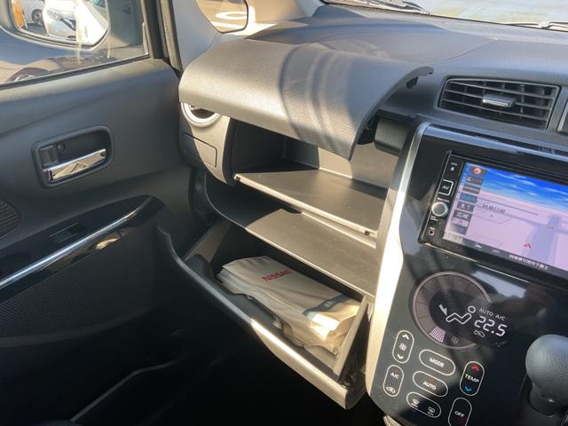 使いやすい収納を、使いやすい場所に。インストアッパーボックスとグローブボックスで大容量の収納スペース