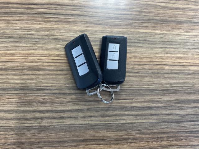 鍵を操作しなくても持っているだけでドアロック操作やエンジン始動などができるインテリジェントキー