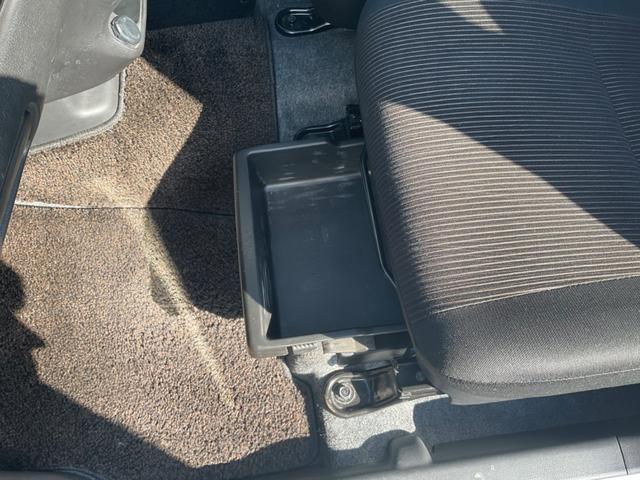 助手席シートの下に、取り外しができ便利な大容量の収納ボックスがあります。ドライブシューズやバッグの収納にも使えます。