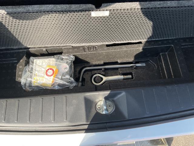 万が一のパンク時には応急用パンク修理キット装備、スペアタイヤはありません。