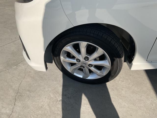 足元を引き締める１４インチタイヤと純正アルミホイール装備、高い走破性と低燃費を兼ね備えたエコタイヤを採用しています。