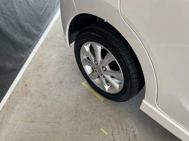 足元を引き締める１４インチタイヤと純正アルミホイール装備、高い走破性と低燃費を兼ね備えたエコタイヤを採用しています。