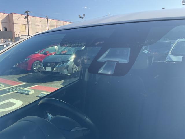 赤外線レーザーレーダーで前方の車両を検知。衝突の危険性があると、衝突被害軽減ブレーキを作動させて衝突を回避、または衝突時の被害を軽減します。