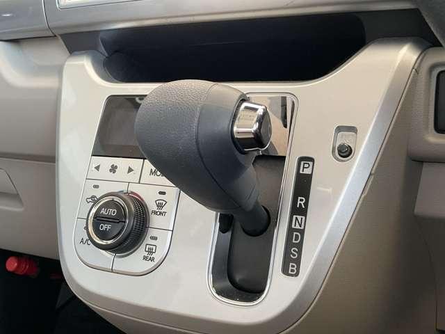 ダッシュにシフトレバーが配置され足元が広く、サイドスルーもしやすい設計です。