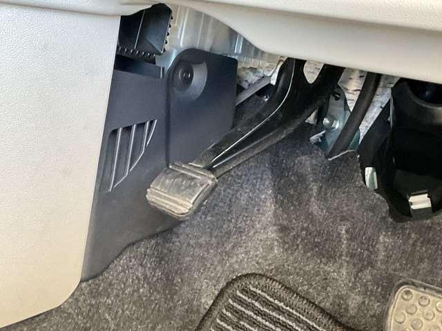 パーキングブレーキは足踏み式。