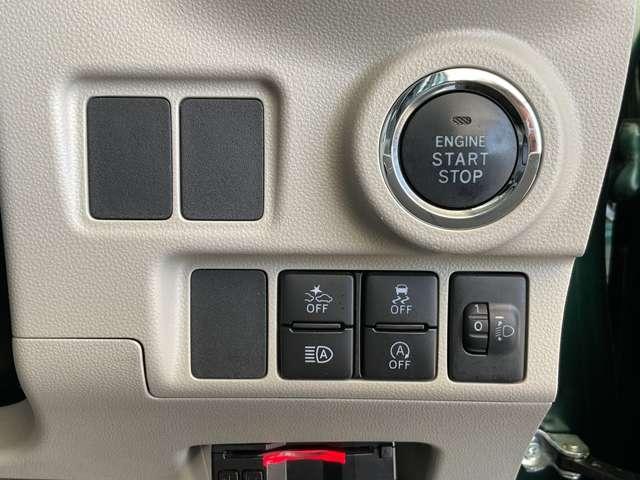 右上はスマートキーのプッシュスタートスイッチです。起動はブレーキペダルを踏みながらこのスイッチを押すだけです。