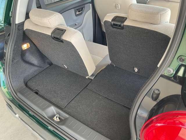 リヤシートは５：５分割で倒せ、前後スライドとリヤシートを前方に倒せば、大きな荷物も載せられます。
