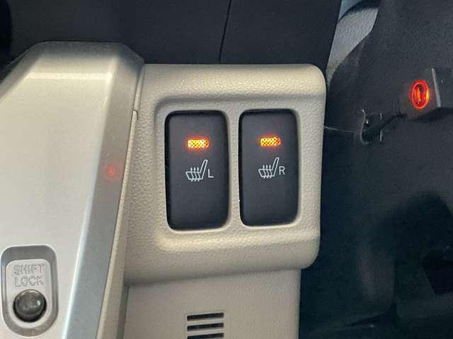 前席シートヒータースイッチ。