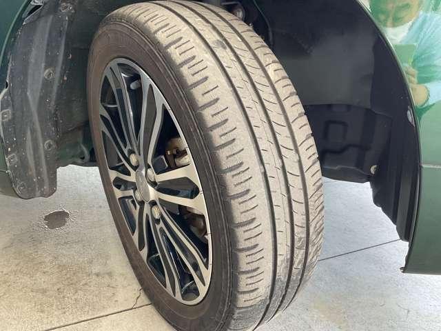 足元を引き締める１５インチタイヤと純正アルミホイールを装備。