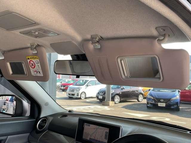 あると重宝するバニティミラー、身だしなみの確認など必須アイテムです。