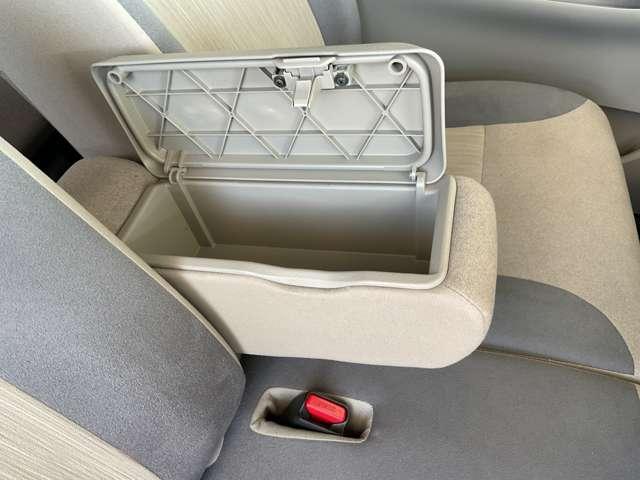 アームレストの小物入れ。