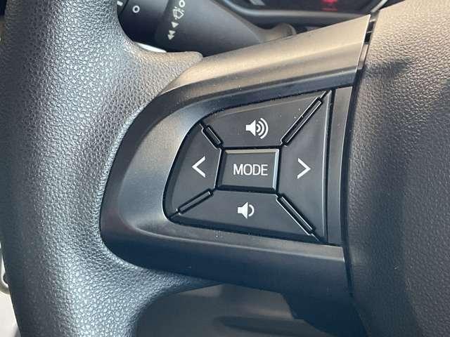 ハンドルから手を離すことなく、音楽ソースの切り替えや音量調整などもできるオーディオコントロールスイッチ。