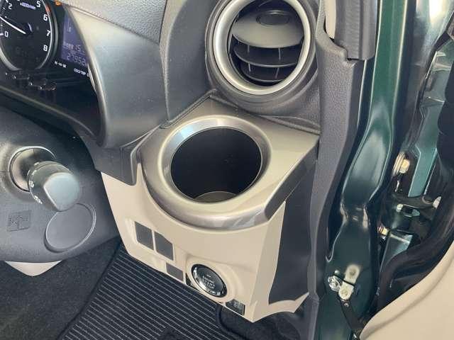 ロングドライブには欠かせないドリンクホルダーを装備、お好みの飲み物を置くことが出来ます。