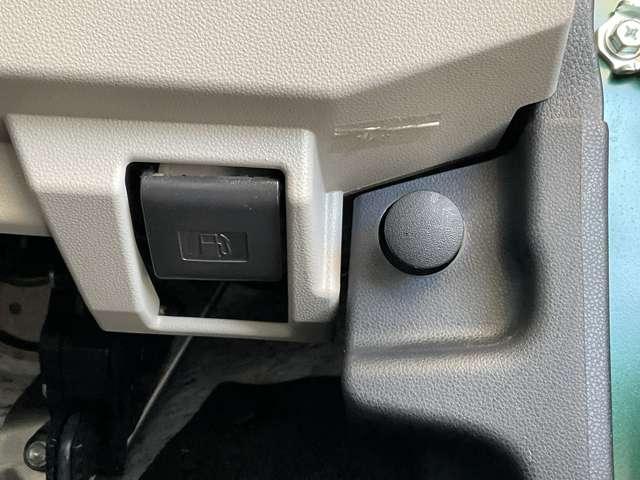 フューエルオープナーレバーとボンネットオープナーレバー。