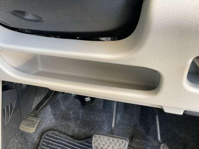 ハンドル下にある小物入れ。