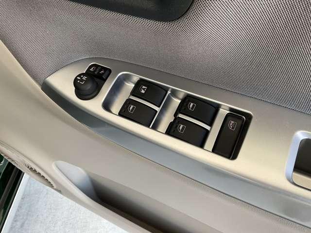 挟み込み防止機構付きパワーウインドウ、空気の入れ替えや料金所などで便利なワンタッチオート付き。