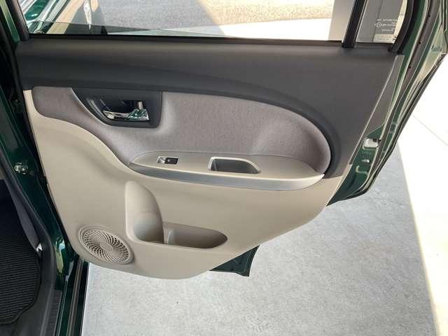 ボトルホルダー付き後席ドア。