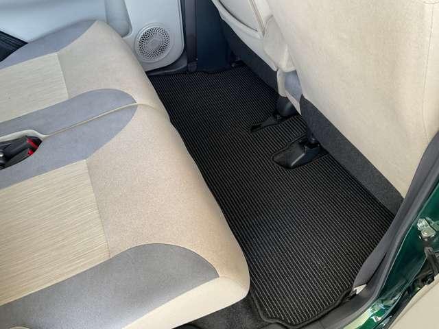 コンパクトな車ですが、後席も充分なスペースを確保しています。足元空間も広くリラックスしてドライブが楽しめます。