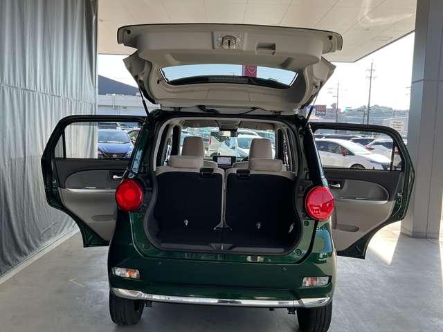 大きく開くバックドアは屈むことなく荷物の出し入れが出来ます。