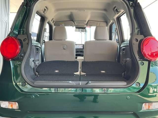 後席シートを倒した画像になります。