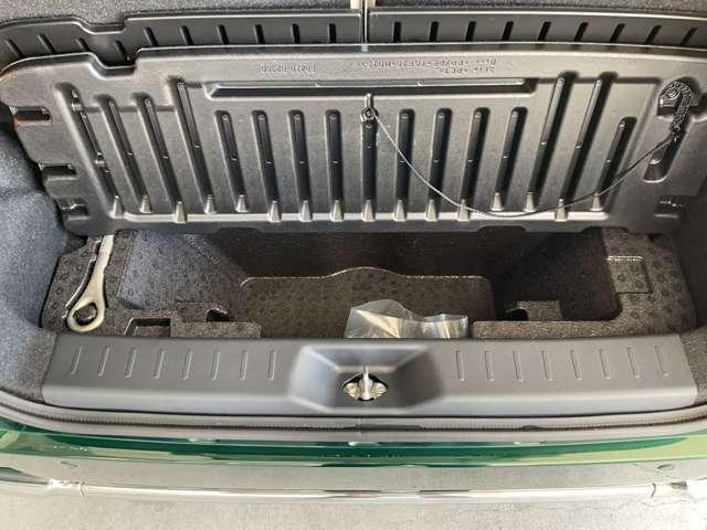 普段あまり使わない物など入れられるラゲッジアンダースペース。