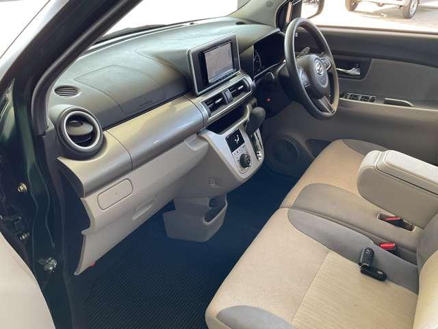 助手席側から見たインストルメントパネル。