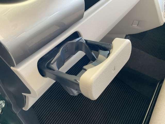 ロングドライブには欠かせないドリンクホルダーを装備、お好みの飲み物を置くことが出来ます。使わないときはスッキリ収納できます。
