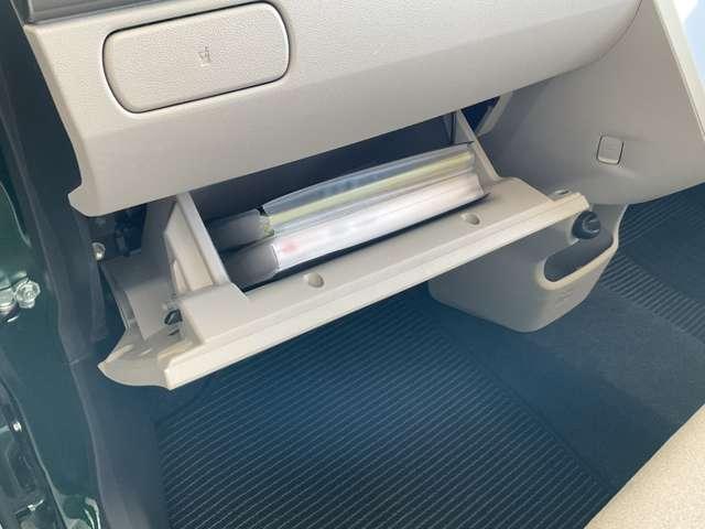 グローブボックス。ＵＳＢ接続ケーブルがあります。