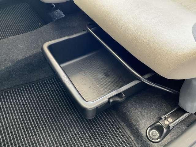 助手席シート下にはアンダートレイがあります、小物などをしまっておけるので重宝します。